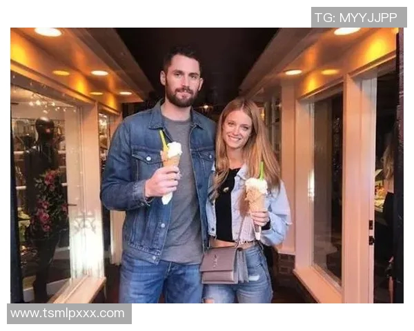 足球明星撒狗粮大集锦甜蜜瞬间曝光让人羡慕不已的恋爱故事